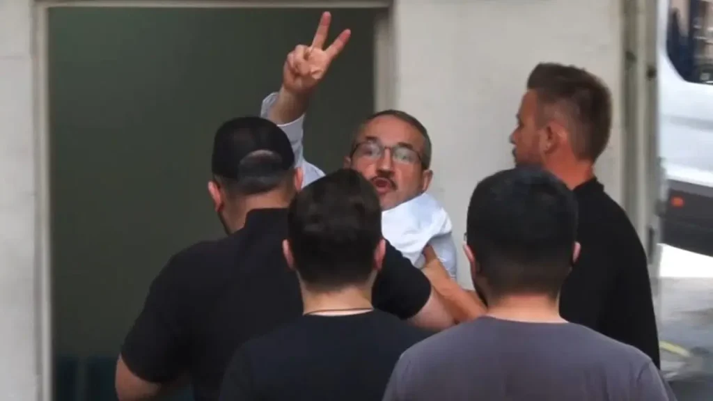 Galatasaray taraftar grubu UltrAslan tribün lideri Sebahattin Şirin adliyeye sevk edildi: ‘Sayın Öcalan’a özgürlük’ sloganı attı!