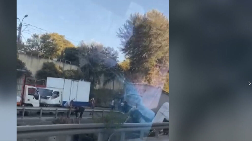 TIR sürücüsü kabine sıkıştı: Esenlerde hareketli anlar