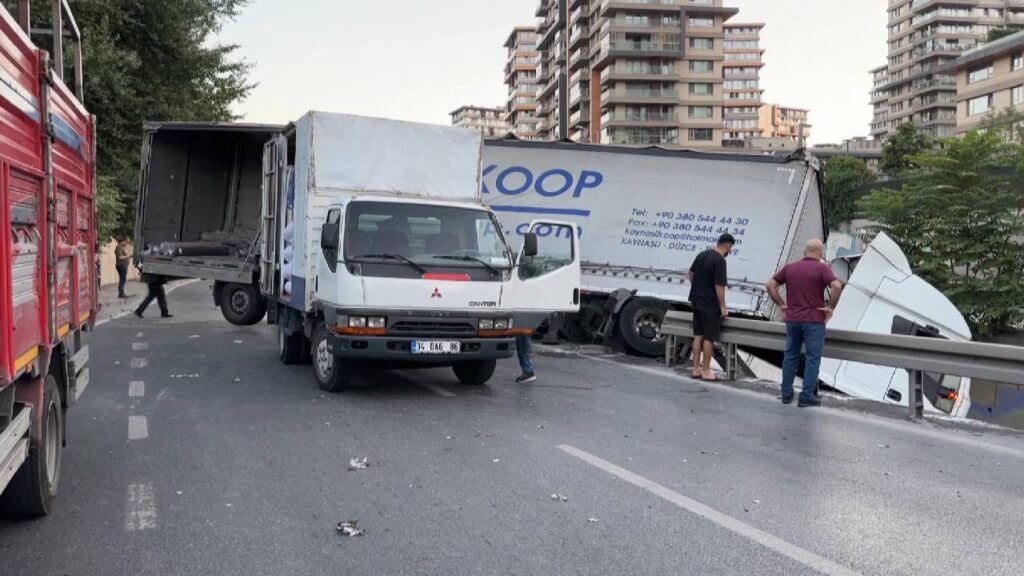 İstanbul’da TIR dere yatağına düştü: Yaralı var